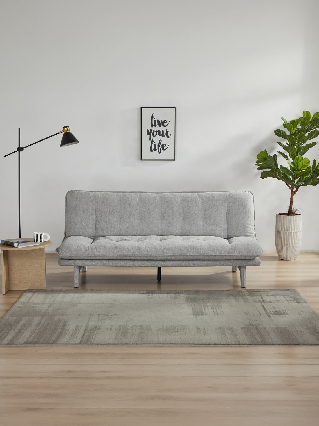 Sofá Cama Moscú gris, en un espacio decorado