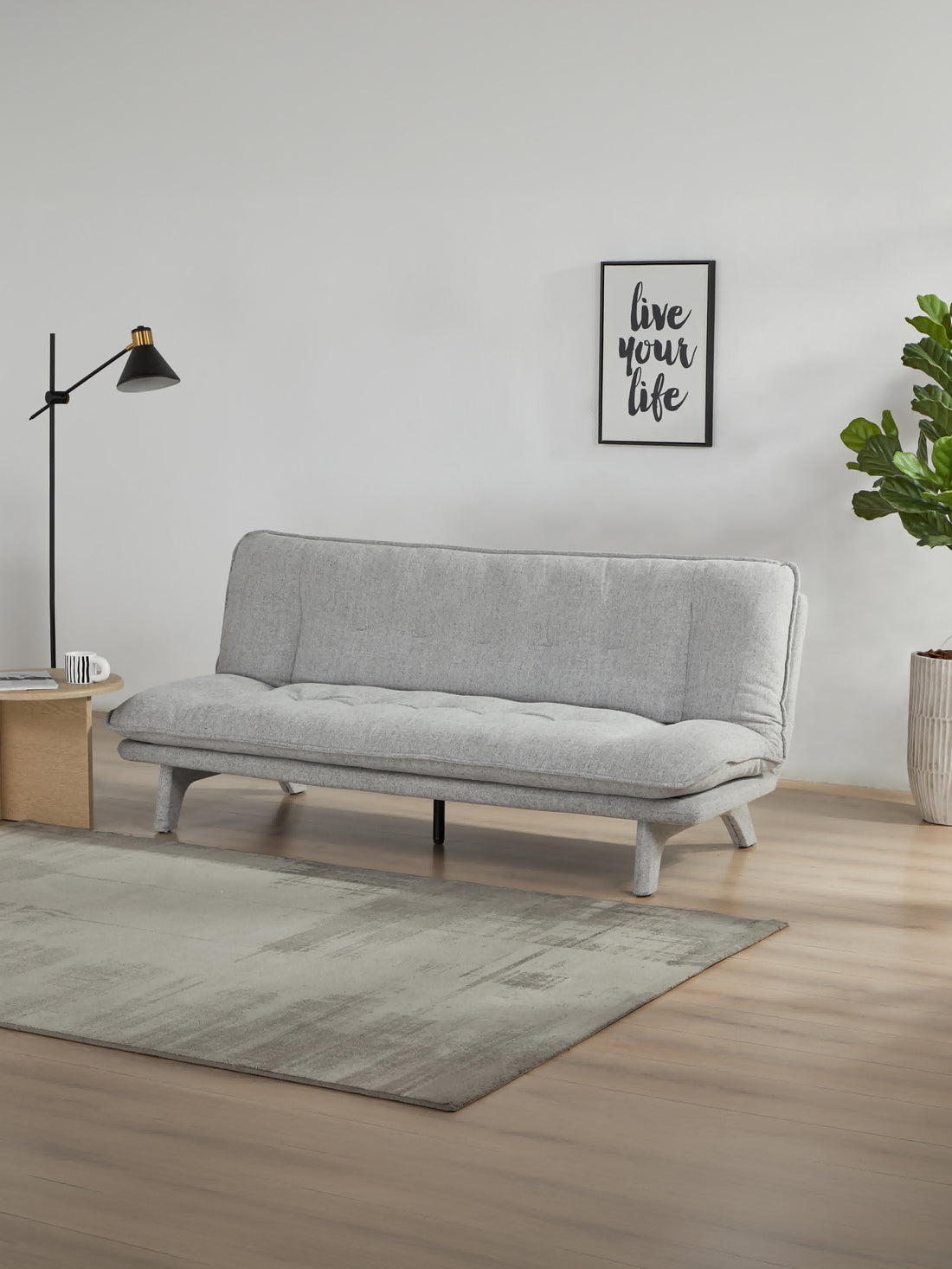 Sofá Cama Moscú gris, en un espacio decorado