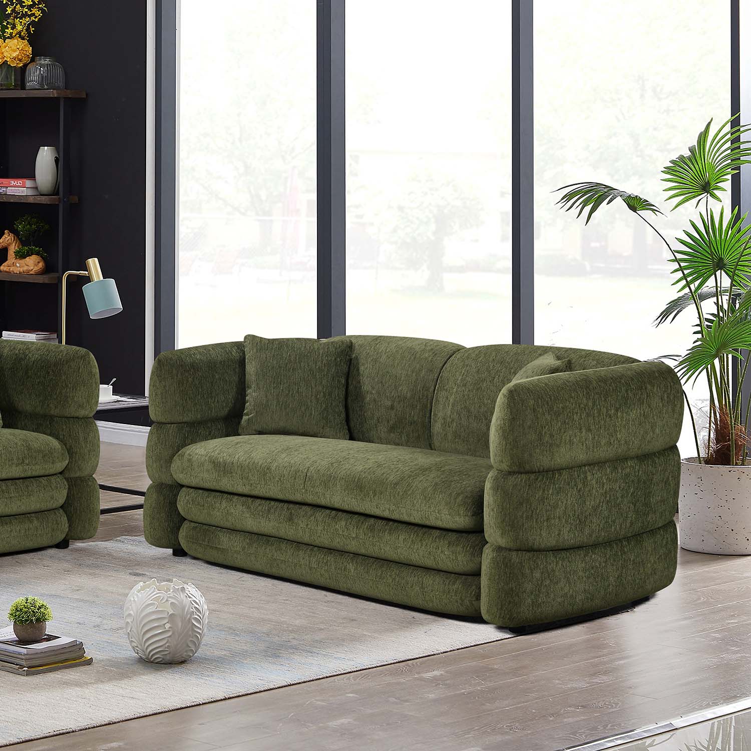 Sofá Utah 2 Plzs Verde Vista en cuarto con luz natural en una sala de estar 