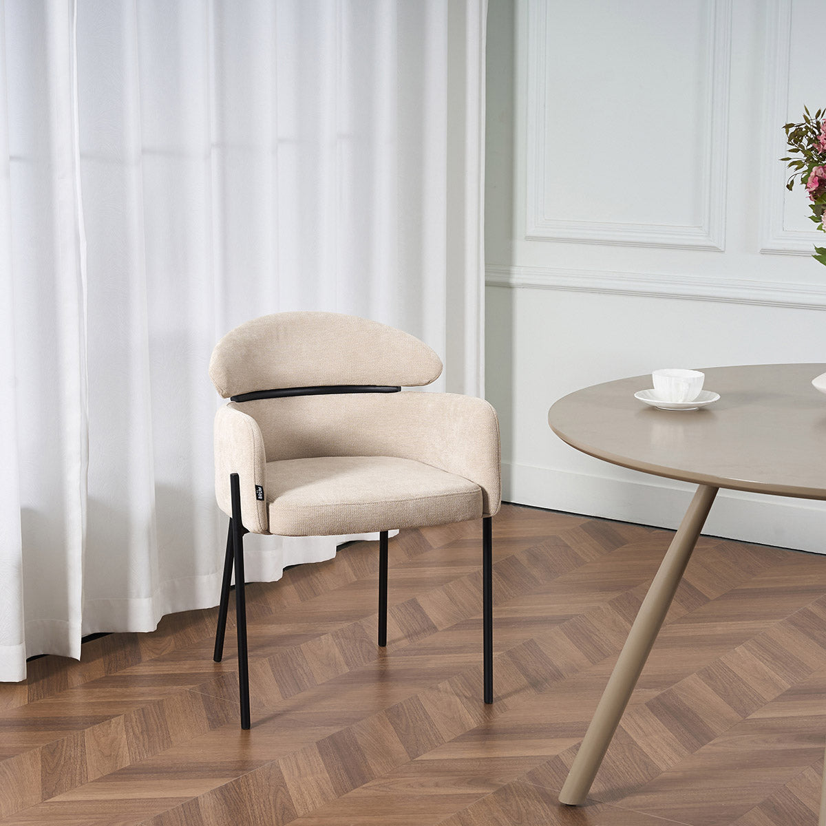 Silla Padua Beige en comedor, foto ambientada