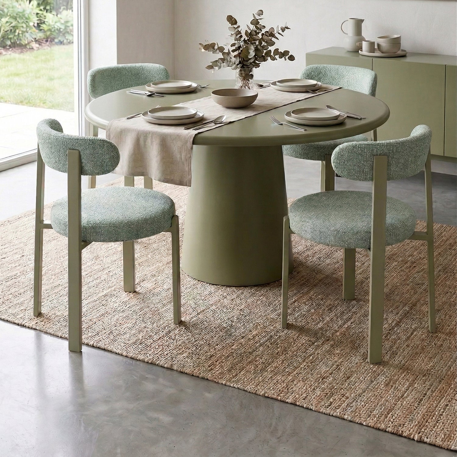 Silla Florida Matcha Vista en Comedor con Ventanal de Fondo con Iluminación Clara 