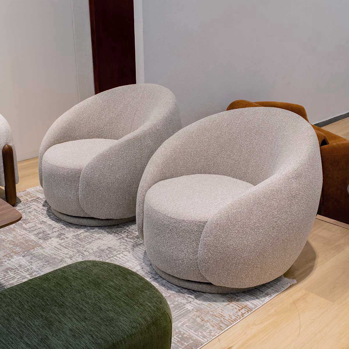 Sillón Roterdam Café junto a Sillón Beige, foto ambientada