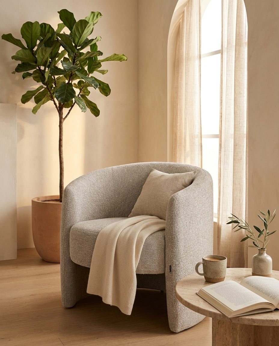 Sillón Perth café en rincón de lectura junto a ventana