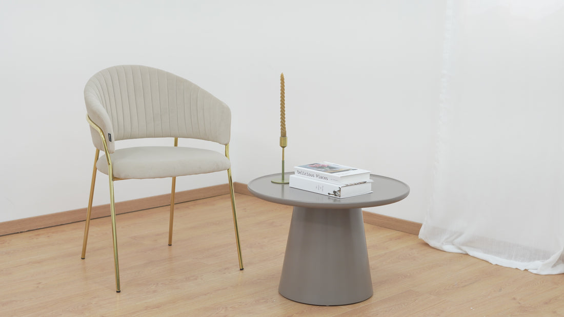 Montaje silla Bilbao marfil en sala junto a mesa de centro ginebra taupé